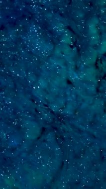 Beyaz ve mavi alkol mürekkebi olan soyut sanat arkaplan tasarımı. Petri kabındaki boyanın kimyasal reaksiyonunun makro videosu.