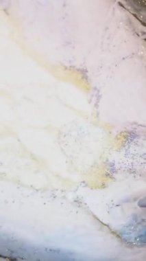 Su sıvısı soyut arkaplan dokusunu parlatır. İş için mermer dokuyla boya malzemesini karıştırıyorum. Sıvı duman arka plan videosu, yaratıcı yavaş çekim akışkan sanat. 