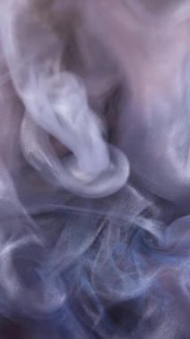 Yavaş hareket eden sıvı renkli mürekkep. Boya suya dökülüyor. Siyah arka planda mürekkep bulutu. Suya soyut mürekkep damlaları..