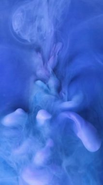 Yavaş hareket eden sıvı renkli mürekkep. Boya suya dökülüyor. Siyah arka planda mürekkep bulutu. Suya soyut mürekkep damlaları..