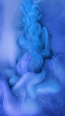 Yavaş hareket eden sıvı renkli mürekkep. Boya suya dökülüyor. Siyah arka planda mürekkep bulutu. Suya soyut mürekkep damlaları..