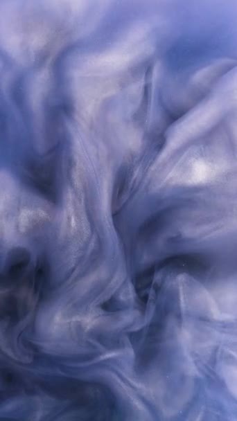 流动缓慢的液体彩色油墨 油漆被倒入水中 黑色底色上的墨云 水中的彩色油墨令人毛骨悚然 — 图库视频影像