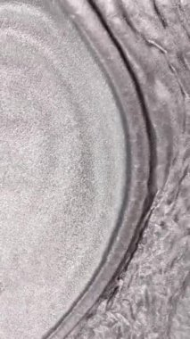 Su sıvısı soyut arkaplan dokusunu parlatır. İş için mermer dokuyla boya malzemesini karıştırıyorum. Sıvı duman arka plan videosu, yaratıcı yavaş çekim akışkan sanat. 