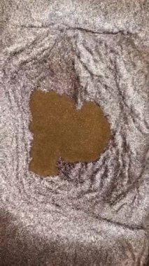 Resimler hareket halindeyken soyut, yakın plan. Parlak sanat dinamik sıvı mürekkebi. Parıldayan doku. Suluboya sıvı arka plan. Dikey video arkaplanı.