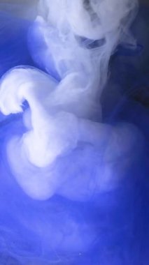 Yavaş hareket eden sıvı renkli mürekkep. Boya suya dökülüyor. Siyah arka planda mürekkep bulutu. Suya soyut mürekkep damlaları..