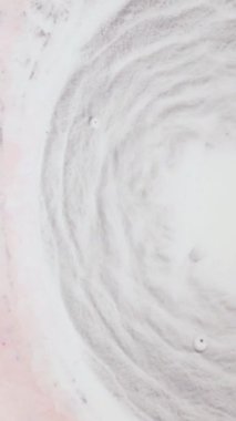 Su sıvısı soyut arkaplan dokusunu parlatır. İş için mermer dokuyla boya malzemesini karıştırıyorum. Sıvı duman arka plan videosu, yaratıcı yavaş çekim akışkan sanat. 