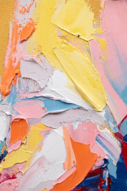 Parça. Çok renkli desenli boya. Soyut sanat geçmişi. Tuval üzerine yağ. Sert fırça darbeleri. Yağlı boya ve palet bıçağıyla yapılmış bir resmin yakın çekimi. Yüksek desenli, yüksek kaliteli detaylar.