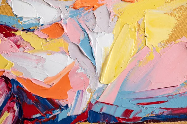 Parça. Çok renkli desenli boya. Soyut sanat geçmişi. Tuval üzerine yağ. Sert fırça darbeleri. Yağlı boya ve palet bıçağıyla yapılmış bir resmin yakın çekimi. Yüksek desenli, yüksek kaliteli detaylar.