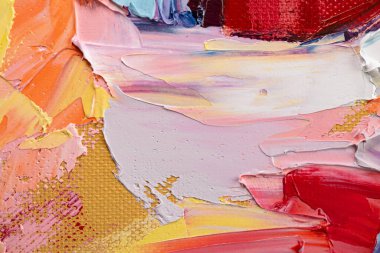 Parça. Çok renkli desenli boya. Soyut sanat geçmişi. Tuval üzerine yağ. Sert fırça darbeleri. Yağlı boya ve palet bıçağıyla yapılmış bir resmin yakın çekimi. Yüksek desenli, yüksek kaliteli detaylar.