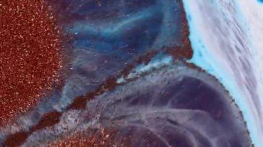  Parıldayan Parıltılı Parçacıklar. Soyut akışkan arka plan. Su ya da mavi sıvılar üzerinde akan güçler. Etkinlik, konser, başlık, sunum, müzik. Parçacıklar üzerinde titreşim etkisi. 