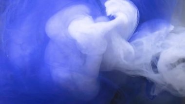 Yavaş hareket eden sıvı renkli mürekkep. Boya suya dökülüyor. Siyah arka planda mürekkep bulutu. Suya soyut mürekkep damlaları..