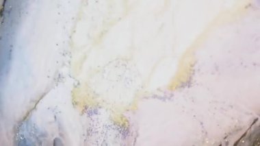 Su sıvısı soyut arkaplan dokusunu parlatır. İş için mermer dokuyla boya malzemesini karıştırıyorum. Sıvı duman arka plan videosu, yaratıcı yavaş çekim akışkan sanat. 