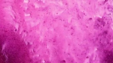 Renkli duman dokusu. Parlak mürekkep girdabı. Sihirli hava dalgası. Karanlık soyut arkaplanda parlak toz bulutu akışı.