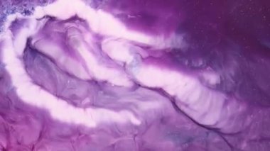 Alkol mürekkebiyle soyut sanat arkaplan tasarımı. Petri kabındaki boyanın kimyasal reaksiyonunun makro videosu. Mavi Parıltılı Altın Parçacıklar. Soyut derin mor, mor ve bronz.