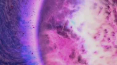 Renkli duman dokusu. Parlak mürekkep girdabı. Karanlık ve soyut arkaplanda parlak toz bulutları var. Sihirli hava dalgası. Soyut arkaplan akışını boya. 