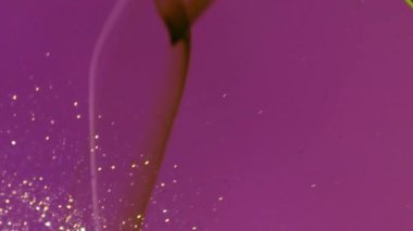 Renkli duman dokusu. Parlak mürekkep girdabı. Karanlık ve soyut arkaplanda parlak toz bulutları var. Sihirli hava dalgası. Soyut arkaplan akışını boya. 