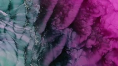 Alkol mürekkebiyle soyut sanat arkaplan tasarımı. Petri kabındaki boyanın kimyasal reaksiyonunun makro videosu. Mavi Parıltılı Altın Parçacıklar. Soyut derin mor, mor ve bronz.