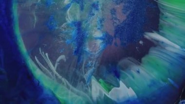  Parıldayan Parıltılı Parçacıklar. Soyut akışkan arka plan. Su ya da mavi sıvılar üzerinde akan güçler. Etkinlik, konser, başlık, sunum, müzik. Parçacıklar üzerinde titreşim etkisi. 