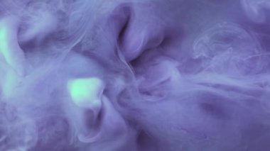 Yavaş hareket eden sıvı renkli mürekkep. Boya suya dökülüyor. Siyah arka planda mürekkep bulutu. Suya soyut mürekkep damlaları..