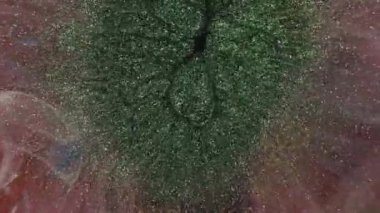  Parıldayan Parıltılı Parçacıklar. Soyut akışkan arka plan. Su ya da mavi sıvılar üzerinde akan güçler. Etkinlik, konser, başlık, sunum, müzik. Parçacıklar üzerinde titreşim etkisi. 