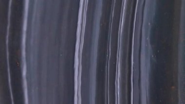 Parçacık dalgası ve ışıklar. Ekran kasası, uygulamalar için iş arka planı. Cep telefonları için soyut renkli sıvı dikey hareket video arka planı, yaratıcı yavaş hareket dokusu. Rüya gibi akışkan sanat tasarımı.