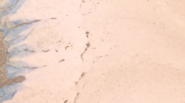 Renkli duman dokusu. Parlak mürekkep girdabı. Karanlık ve soyut arkaplanda parlak toz bulutları var. Sihirli hava dalgası. Soyut arkaplan akışını boya. 