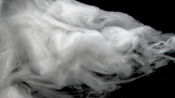 Powolny Ruch Płynnego Białego Tuszu Farbę Wlewa Się Wody Chmura — Wideo stockowe