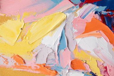 Parça. Çok renkli desenli boya. Soyut sanat geçmişi. Tuval üzerine yağ. Sert fırça darbeleri. Yağlı boya ve palet bıçağıyla yapılmış bir resmin yakın çekimi. Yüksek desenli, yüksek kaliteli detaylar.