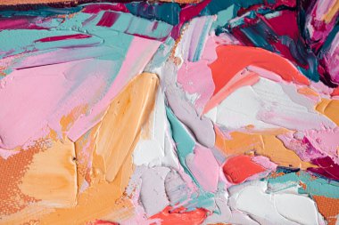 Parça. Çok renkli desenli boya. Soyut sanat geçmişi. Tuval üzerine yağ. Sert fırça darbeleri. Yağlı boya ve palet bıçağıyla yapılmış bir resmin yakın çekimi. Yüksek desenli, yüksek kaliteli detaylar.