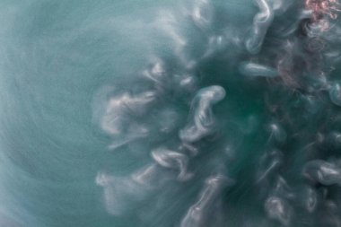 Soyut akrilik resim. Siyah arkaplanda pembe soyut mürekkep bulutu. Sıvı mermer deseni. Modern sanat.