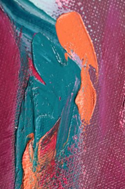 Parça. Çok renkli desenli boya. Soyut sanat geçmişi. Tuval üzerine yağ. Sert fırça darbeleri. Yağlı boya ve palet bıçağıyla yapılmış bir resmin yakın çekimi. Yüksek desenli, yüksek kaliteli detaylar.