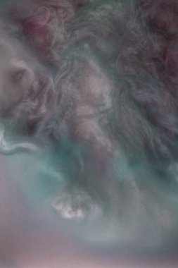 Soyut akrilik resim. Siyah arkaplanda pembe soyut mürekkep bulutu. Sıvı mermer deseni. Modern sanat.