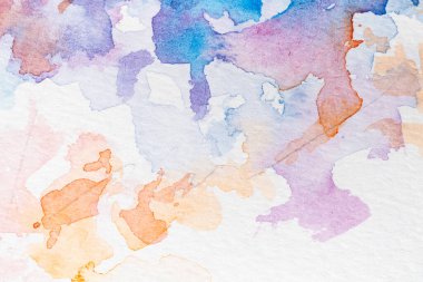 Parlak renkli suluboya sıçrama lekesi fırça darbeleri beyaz arka planda. Modern canlı akvaryum lekesi. Gökkuşağı modası beyazda izole edilmiş tasarım. Element.