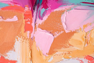 Parça. Çok renkli desenli boya. Soyut sanat geçmişi. Tuval üzerine yağ. Sert fırça darbeleri. Yağlı boya ve palet bıçağıyla yapılmış bir resmin yakın çekimi. Yüksek desenli, yüksek kaliteli detaylar.