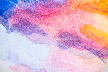 Beyaz arka planda suluboya boyayla boyanmış. El boyası suluboya arka plan. Suluboya yıkama.