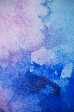 Beyaz arka planda suluboya boyayla boyanmış. El boyası suluboya arka plan. Suluboya yıkama.