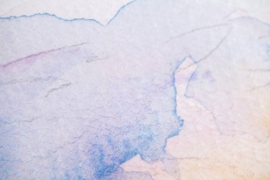 Beyaz arka planda suluboya boyayla boyanmış. El boyası suluboya arka plan.