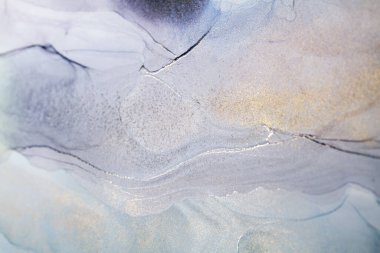 Mavi ve altın kaplamalı soyut sanat, alkol mürekkebinden yapılmış güzel lekeler ve lekeler. Soyut resim, duvar kağıtları için arkaplan, posterler, kartlar, davetiyeler, web siteleri.