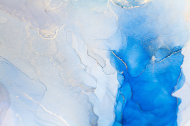 Mavi ve altın rengi alkol mürekkebi. Moda, mermer girdapları ya da agat dalgalarını içerir. Soyut resim, duvar kağıtları, posterler, kartlar, davetiyeler, web siteleri için moda arka plan.