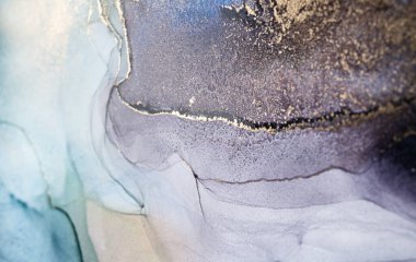 Mavi ve altın rengi alkol mürekkebi. Moda, mermer girdapları ya da agat dalgalarını içerir. Soyut resim, duvar kağıtları, posterler, kartlar, davetiyeler, web siteleri için moda arka plan.