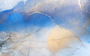 Mavi ve altın rengi alkol mürekkebi. Moda, mermer girdapları ya da agat dalgalarını içerir. Soyut resim, duvar kağıtları, posterler, kartlar, davetiyeler, web siteleri için moda arka plan.