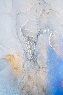 Mavi ve altın rengi alkol mürekkebi. Moda, mermer girdapları ya da agat dalgalarını içerir. Soyut resim, duvar kağıtları, posterler, kartlar, davetiyeler, web siteleri için moda arka plan.