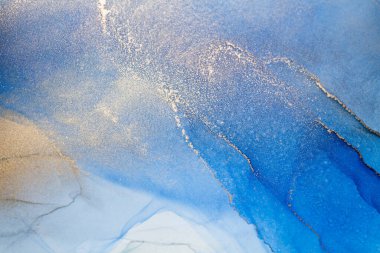 Mavi ve altın rengi alkol mürekkebi. Moda, mermer girdapları ya da agat dalgalarını içerir. Soyut resim, duvar kağıtları, posterler, kartlar, davetiyeler, web siteleri için moda arka plan.