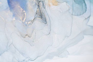 Mavi ve altın kaplamalı soyut sanat, alkol mürekkebinden yapılmış güzel lekeler ve lekeler. Soyut resim, duvar kağıtları için arkaplan, posterler, kartlar, davetiyeler, web siteleri.