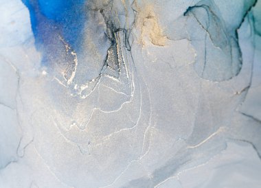 Mavi ve altın kaplamalı soyut sanat, alkol mürekkebinden yapılmış güzel lekeler ve lekeler. Soyut resim, duvar kağıtları için arkaplan, posterler, kartlar, davetiyeler, web siteleri.