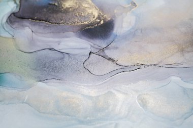 Mavi ve altın rengi alkol mürekkebi. Moda, mermer girdapları ya da agat dalgalarını içerir. Soyut resim, duvar kağıtları, posterler, kartlar, davetiyeler, web siteleri için moda arka plan.