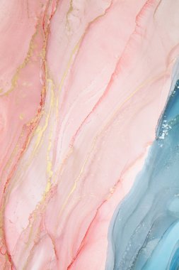 Alkol lekeleri ve lekeleri olan güzel bir arka plan. Soyut mavi, kırmızı ve altın rengi. Sıvı desenli sanat eseri suluboya ya da akvaryum resmine benzer..