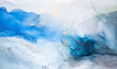 Mavi ve altın kaplamalı soyut sanat, alkol mürekkebinden yapılmış güzel lekeler ve lekeler. Soyut resim, duvar kağıtları için arkaplan, posterler, kartlar, davetiyeler, web siteleri.