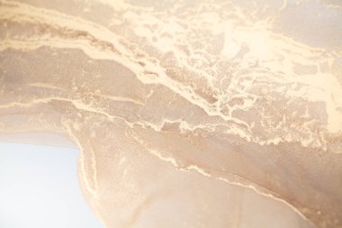 Bronz, gümüş, metalik ve altın kaplamalı soyut sanat, alkol mürekkebinden yapılmış güzel lekeler ve lekeler. Sanat dokusu taş, suluboya ya da akvaryuma benzer..