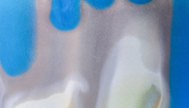 Sıvı sanat dokusu. Soyut karıştırıcı boya efektli bir arka plan. Akıp sıçrayan akrilik bir resim. İç mekan posteri için karışık boyalar.